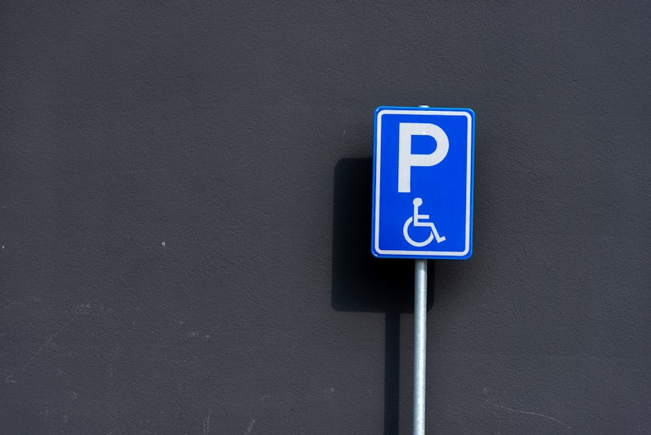 O motocicletă provoacă controverse parcând pe locul rezervat persoanelor cu dizabilități
