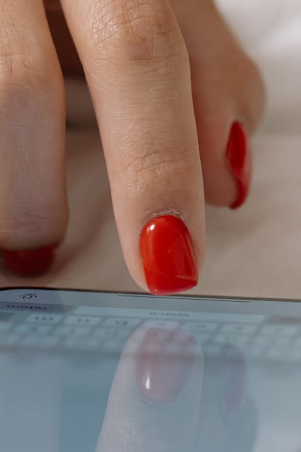 Oja revoluționară care transformă unghiile lungi în stylus pentru smartphone-uri
