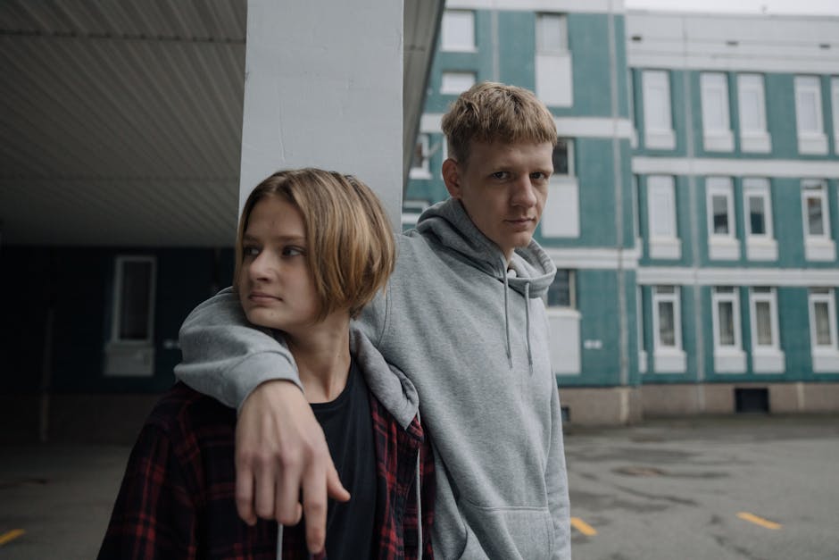 Un adolescent din Runcu își construiește visul: o căsuță pentru el și mama sa