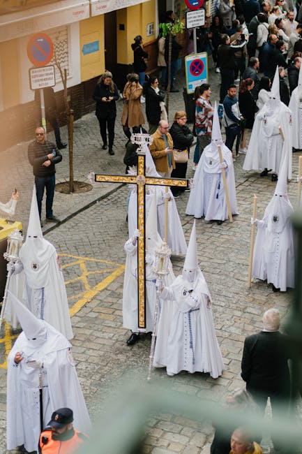 Sute de credincioși s-au adunat pe Dealul Ciuperca pentru Calea Crucii