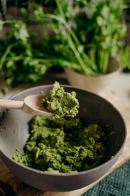 Gătește pesto delicios fără busuioc: alternative surprinzătoare pentru sosul tău preferat