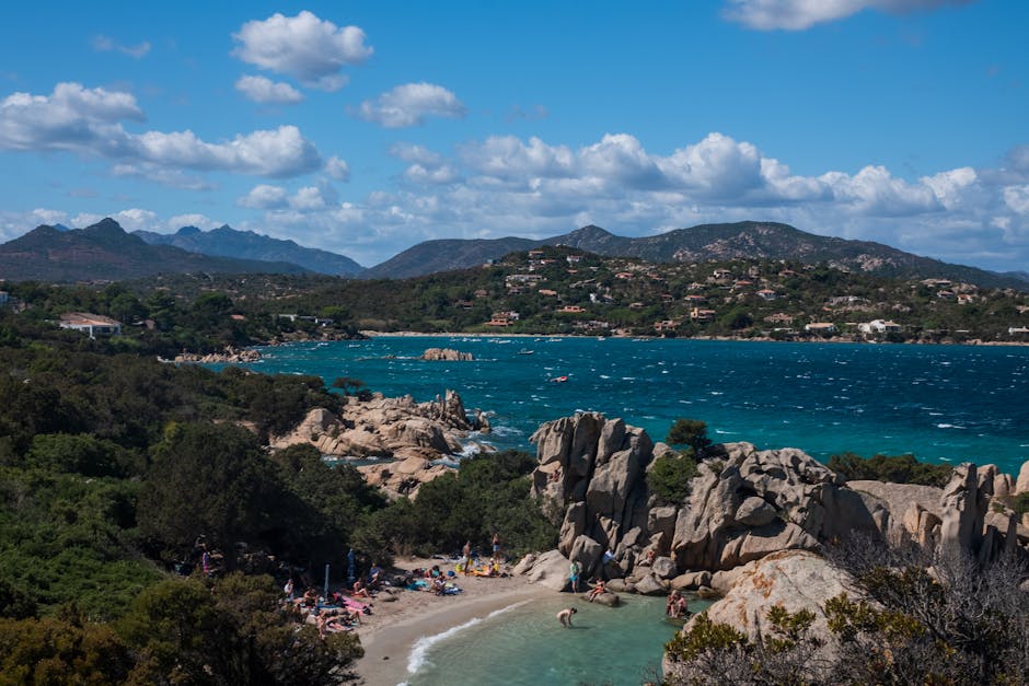 Descoperă insula din Europa considerată cea mai frumoasă în 2026: aventuri pe Coasta de Smarald