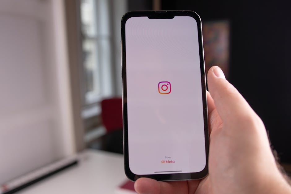 Meta introduce restricții noi pentru adolescenți pe Facebook și Instagram