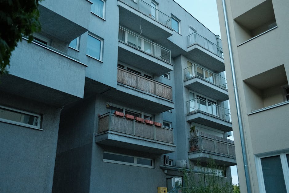 Reguli esențiale pentru viața la bloc în Vrancea: ce nu ai voie să depozitezi pe casa scării