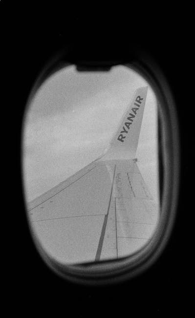 Incident grav pe un zbor Ryanair: un pasager a fost aspirat printr-un geam spart