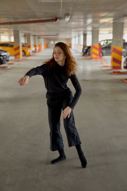 Adolescente surprinse dansând pe geamurile unei mașini în mișcare în Cluj