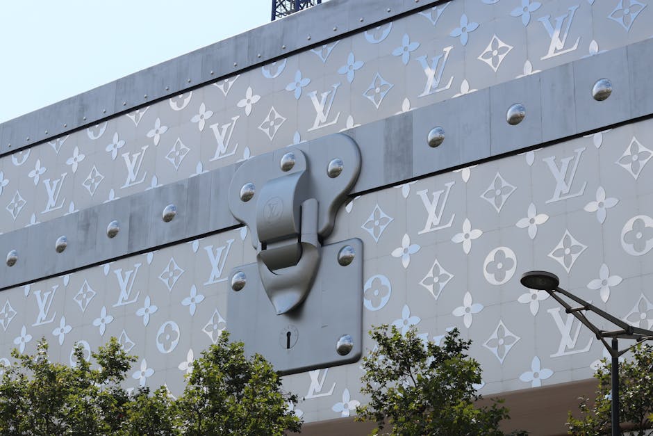 Geanta bărbătească Louis Vuitton în formă de stropitoare, un hit de 5.000 de euro