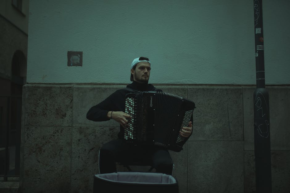 Cezar Guna lansează o melodie captivantă despre finele limite dintre prietenie și dorințe ascunse