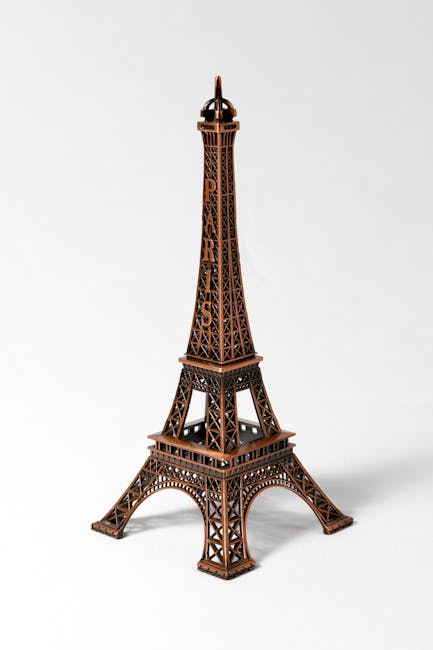 Un fragment din Turnul Eiffel va fi scos la vânzare: prețul și detalii fascinante
