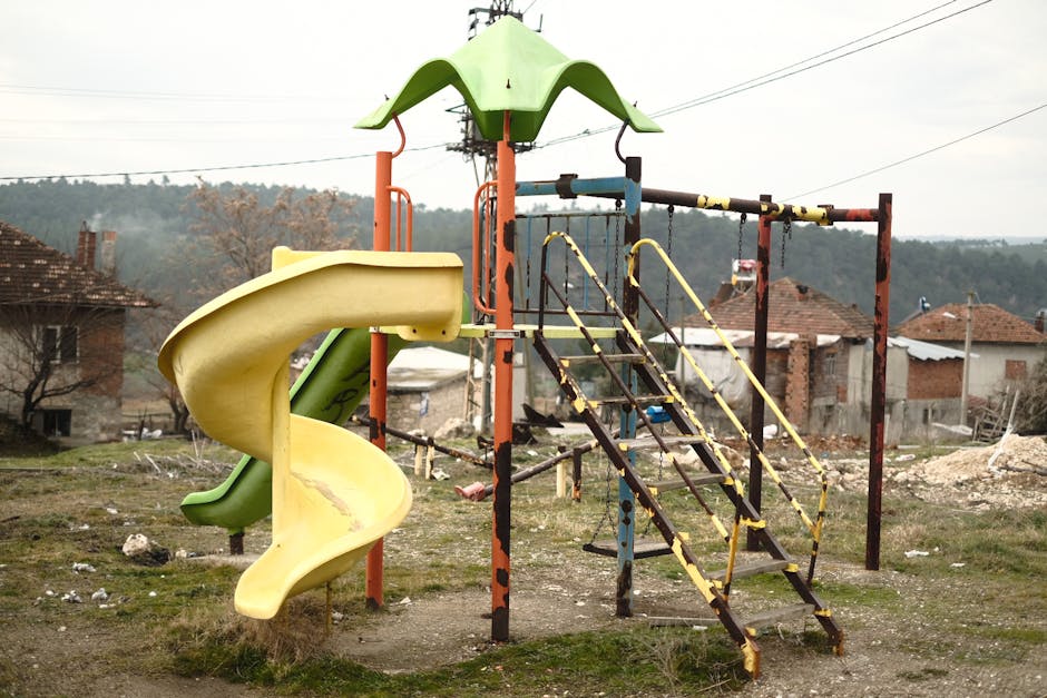 Descoperire alarmantă în parcul din Cluj: toboganele pentru copii, ocupate de persoane fără adăpost