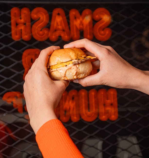 Descoperă burgerul zdrobit: noua senzație gastronomică din România