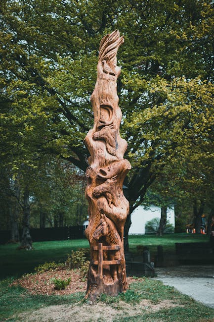 Elevii transformă trunchiurile castanilor tăiați în sculpturi pe Bulevardul Independenței