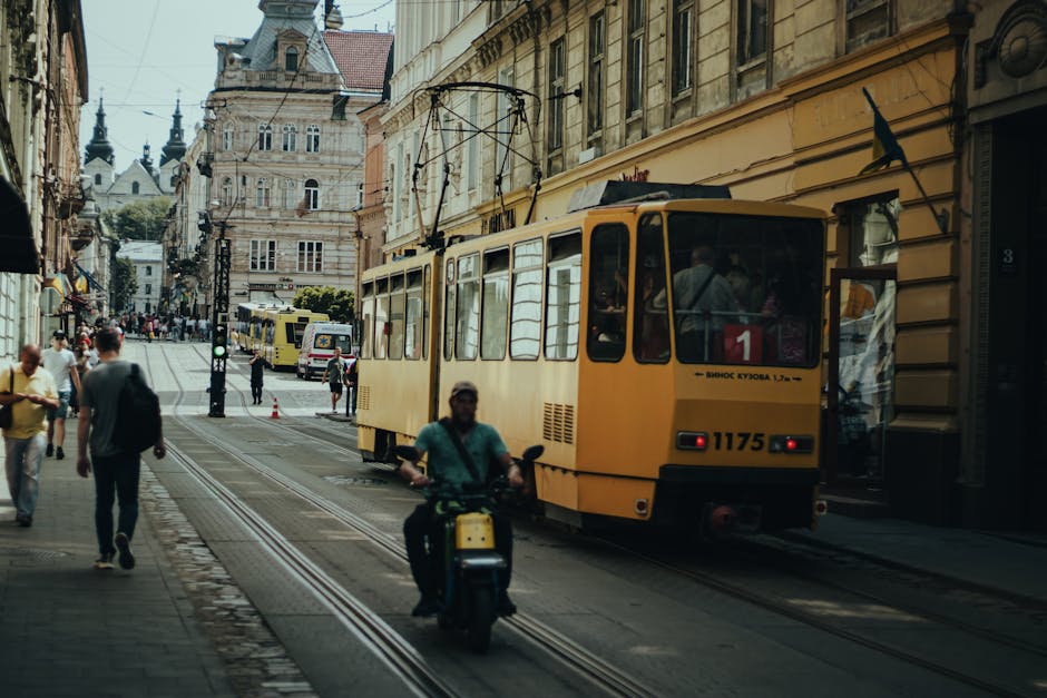 Incident șocant în Nufărul: tineri pe trotinetă electrică evită un tramvai în ultimul moment