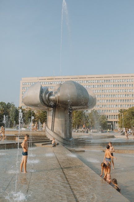 Un tun de apă răcorește brașovenii în zilele caniculare