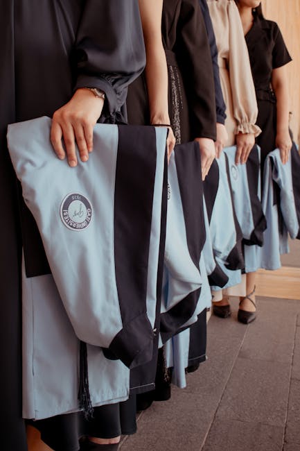 Studenții de la Textile - Pielărie își creează robe pentru ceremonia de absolvire