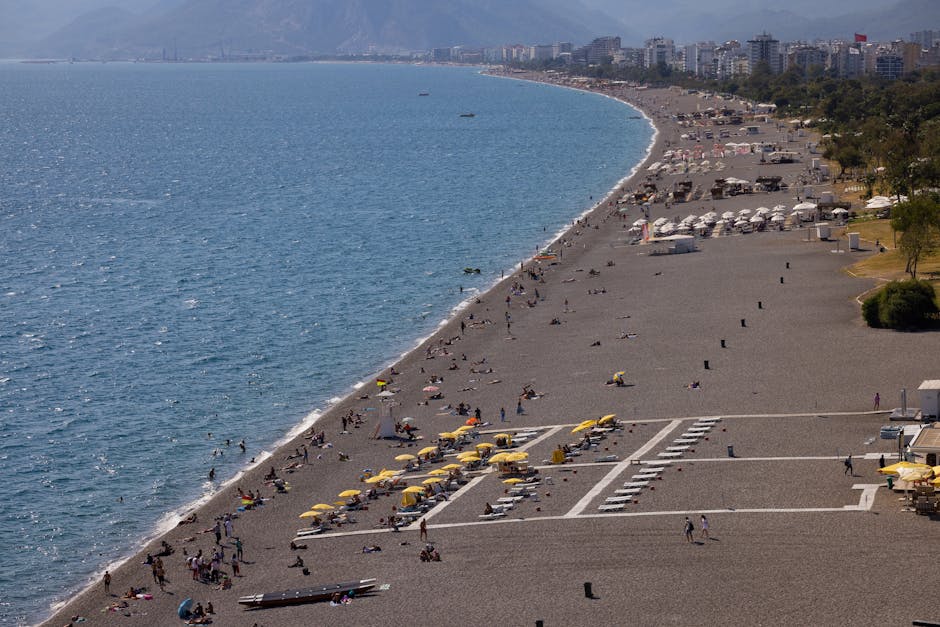 Sezonul estival începe devreme la Vama Veche: curajoșii sărbătoresc 1 Mai în mare