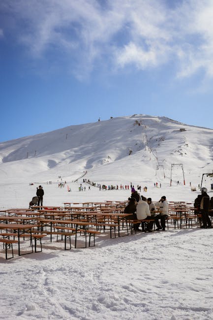 Turiștii sărbătoresc 1 Mai la munte cu micii și zăpadă proaspătă