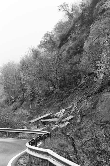 Trafic blocat pe DN7 din cauza pietrelor căzute la Boița