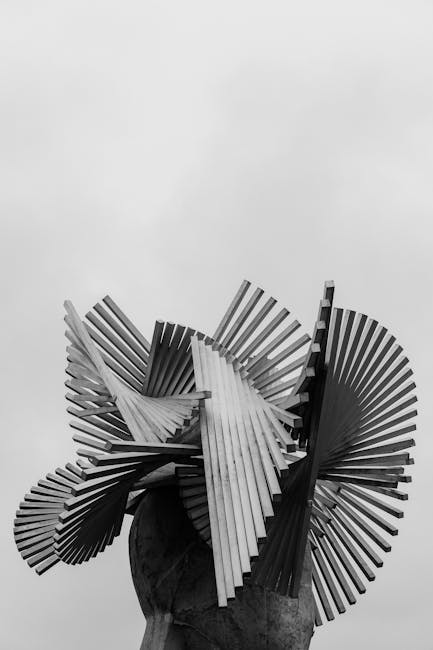 Transformarea piețelor prin artă: Sculpturile care îmbină geometria și filosofia în Brno