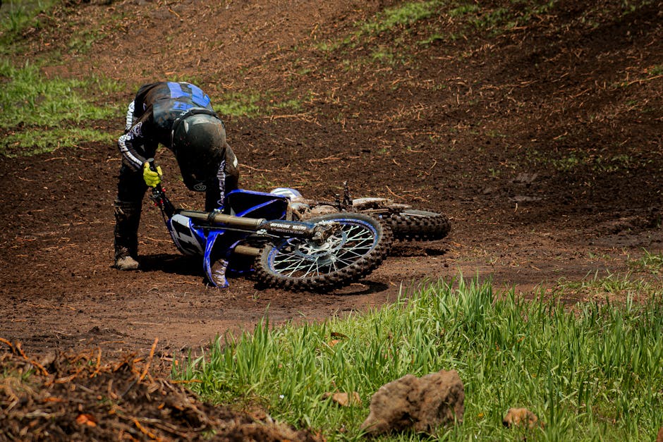 Accident grav în Neamț: un copil de 11 ani se lovește de o mașină în timp ce conducea motocross
