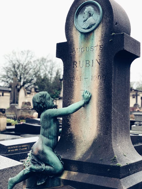 Doi români, acuzați de profanare a mormintelor și furt de statuete în Franța