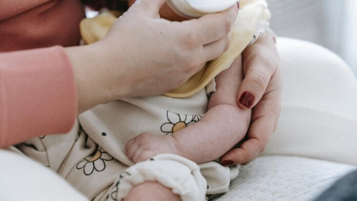 Mamele din România riscă să piardă asigurarea medicală în timpul concediului de creștere a copilului