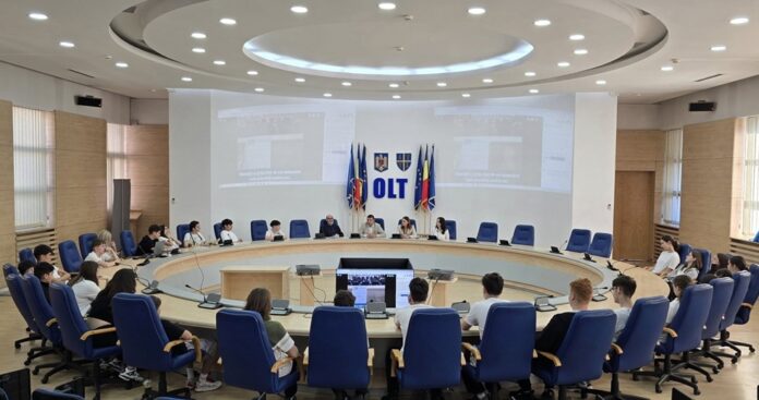 Elevii de la Liceul Teoretic „Nicolae Titulescu” învăță despre administrația publică la Consiliul Județean Olt