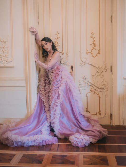 Demi Moore strălucește la Cannes într-o rochie lavandă de vis