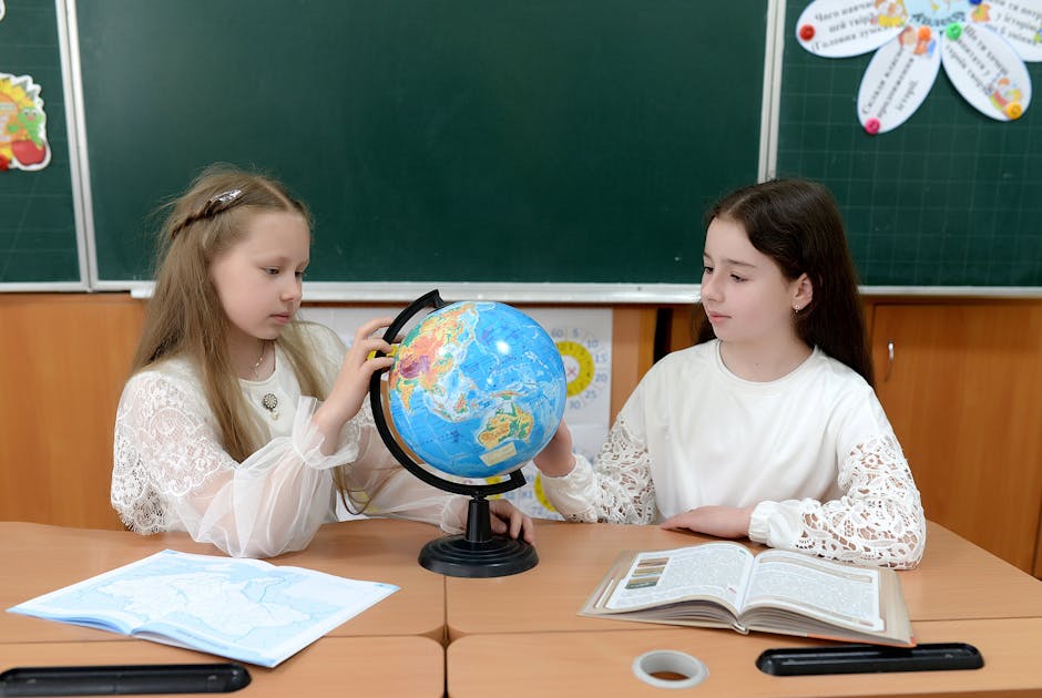Trei eleve din județul Suceava avansează la naționala concursului de geografie