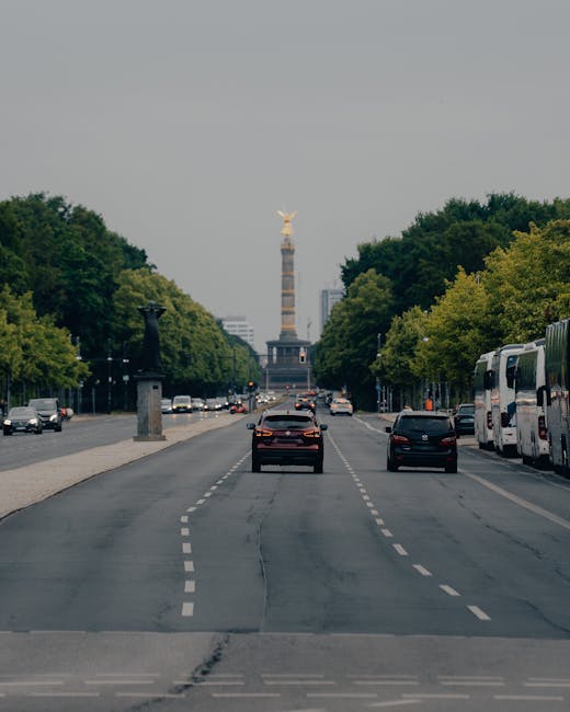 Accident spectaculos: BMW suspendat pe statuia din Fundație fără victime