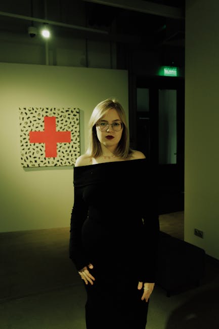 Un artist reinventeză moda la Iași cu o expoziție provocatoare