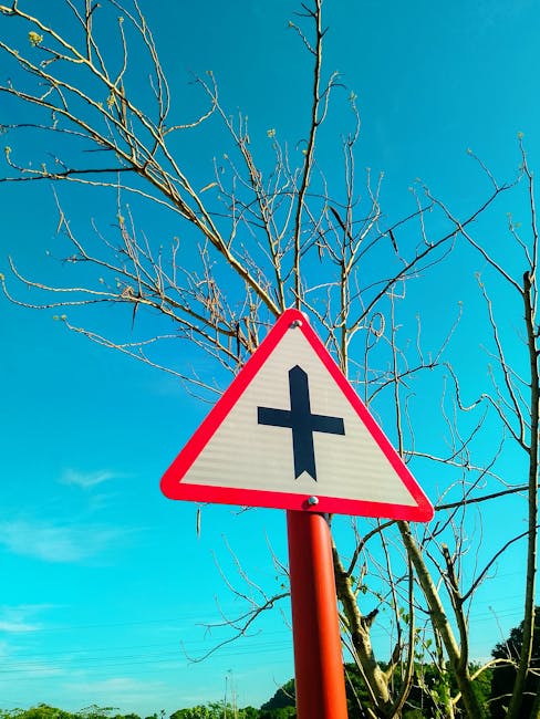 Intersecție periculoasă în Cluj: șoferi riscă accidente din cauza lipsei unui indicator rutier