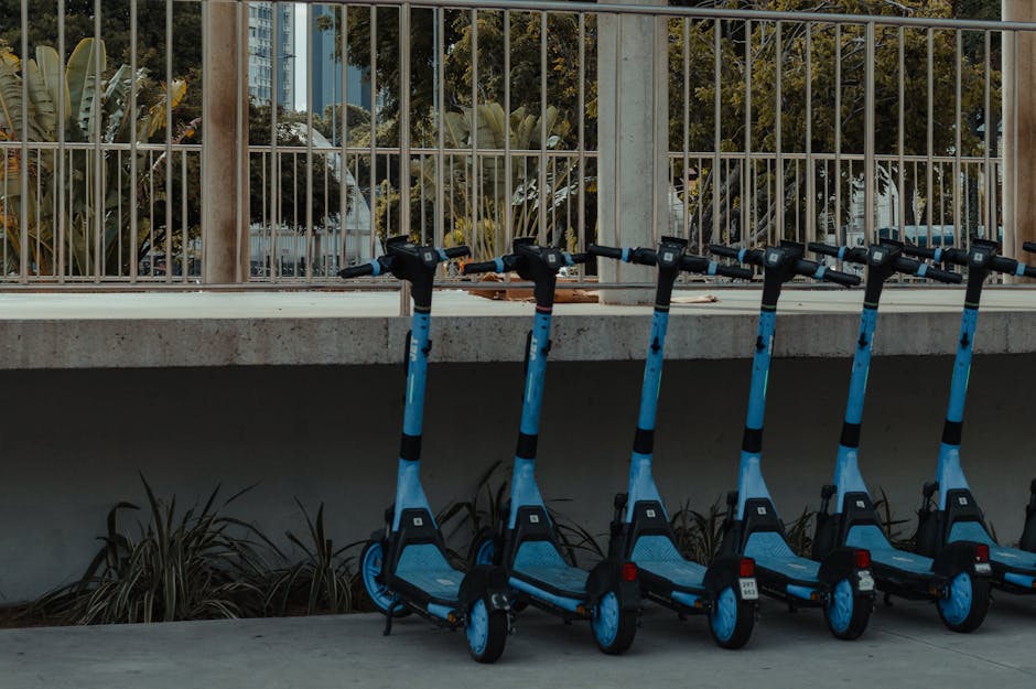 Scutere electrice versus biciclete electrice: care este alegerea ideală pentru naveta urbană în 2026?