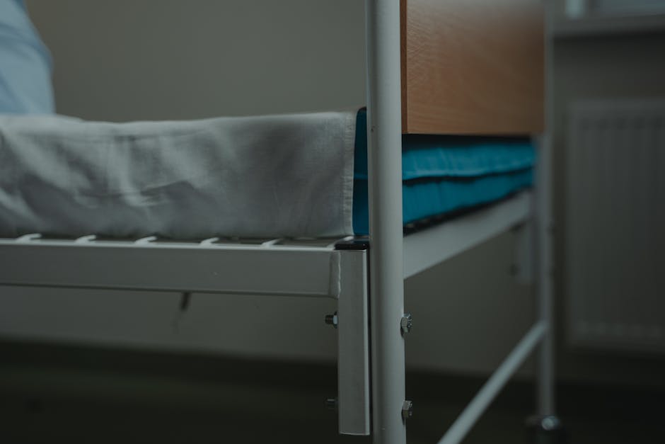 Condamnarea băncilor metalice: pacienții Spitalului Județean Brașov se plâng de lipsa confortului