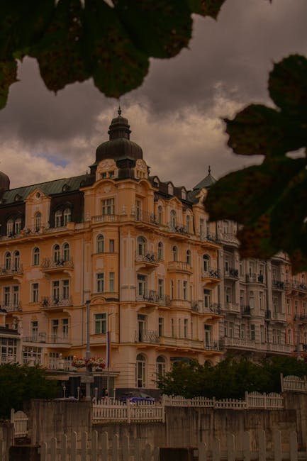 Fostul Hotel Palace din Bușteni, bijuteria Văii Prahovei, scos la vânzare cu 1,55 milioane de euro