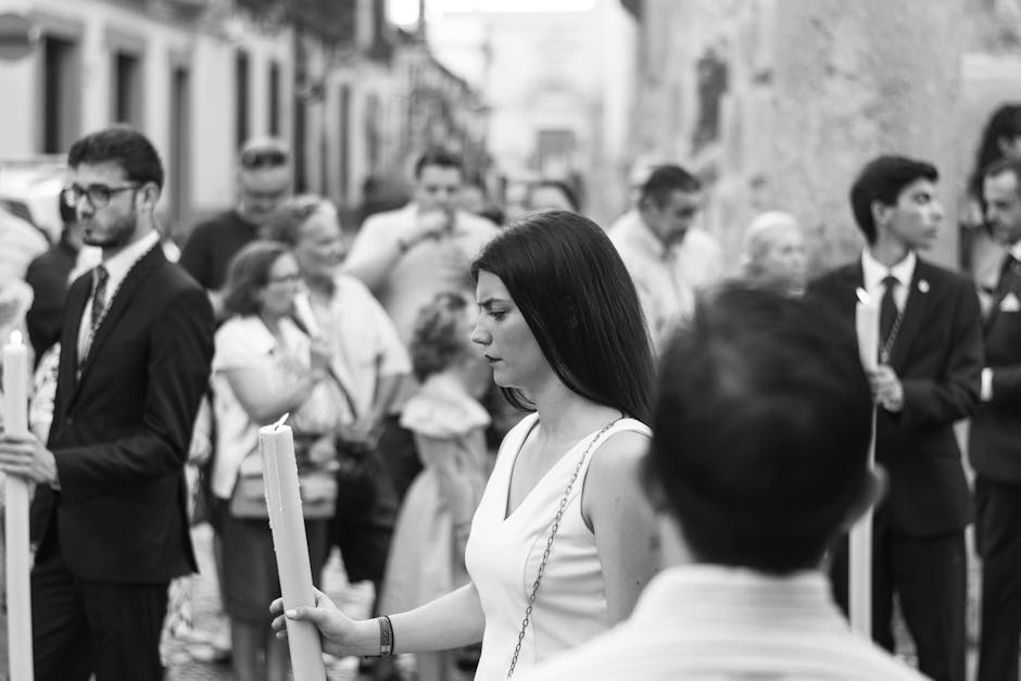 Mii de credincioși participă la procesiunea Sfinților Constantin și Elena în Târgu Jiu