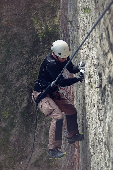 Învață să cobori în rapel și să escaladezi versanți în Cisnădioara