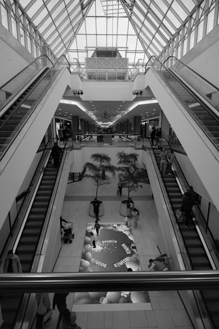Accident grav la City Park Mall: un bărbat de 95 de ani a căzut pe scările rulante