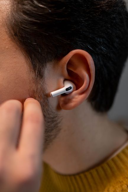 Căștile Apple devin soluții inovatoare pentru persoanele cu deficiențe de auz
