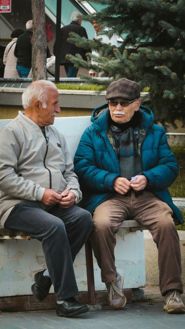 Românii din diaspora ar putea munci până la 68 de ani: ce implicații are noua lege