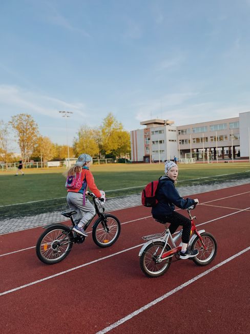 Bucurie pe două roți: copii învață să meargă pe bicicletă în Parcul Copiilor