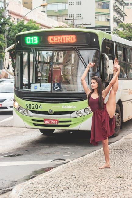 Moment surprinzător într-un autobuz din Iași: o tânără dansează pe ritmuri de muzică