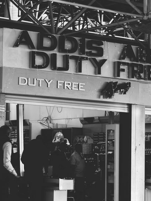 Incident neobișnuit pe zborul Londra-Bacău: pasagerul a fost eliminat după un furt în duty free