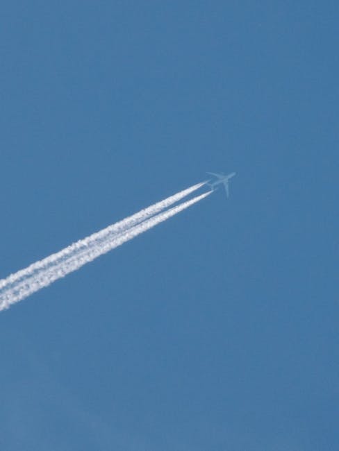 Dârele albe lăsate de avioane: adevărul din spatele teoriilor conspirației