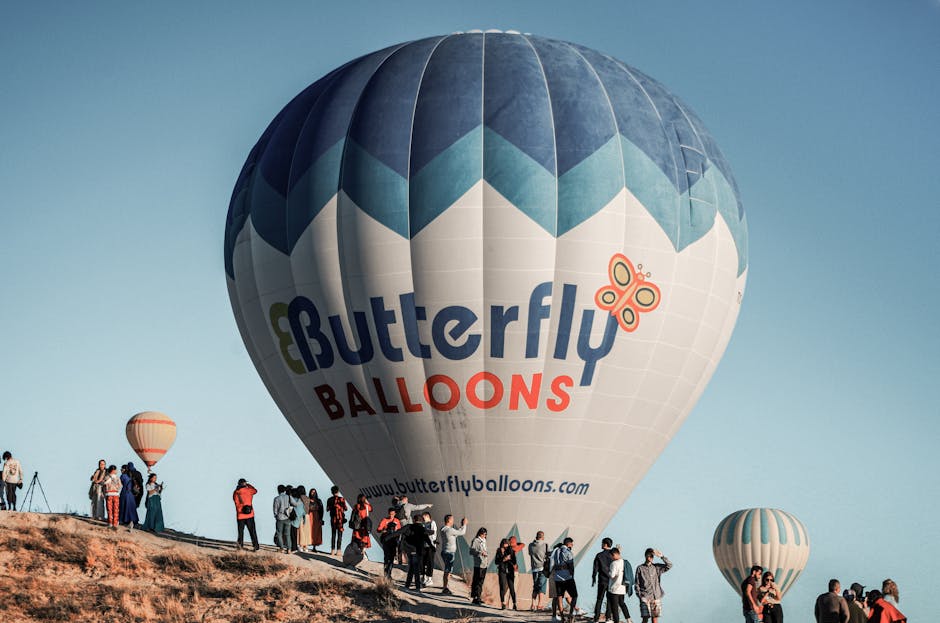 Turiștii se bucură de zboruri cu balonul cu aer cald în Hobița