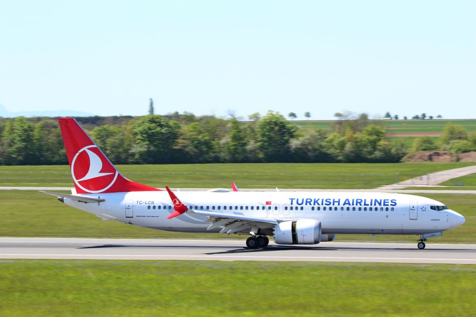 TAROM onorează legenda Ivan Patzaichin cu un nou Boeing 737 MAX