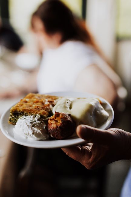 Descoperă tradiția grecească a ospitalității la restaurant: ce primești „din partea casei”