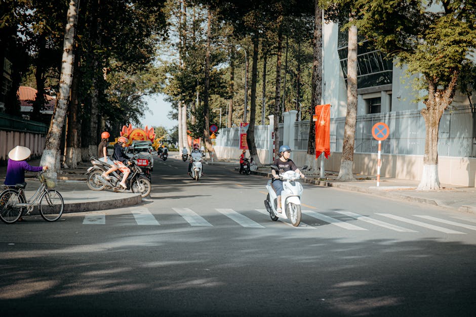 Motocicliștii și bicicliștii vor circula liber pe benzile de autobuz: ce schimbări aduce noua lege