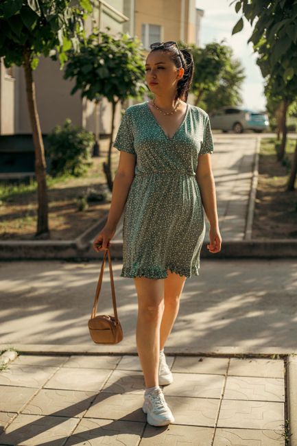 10 reguli esențiale pentru a purta o rochie verde la evenimente de zi