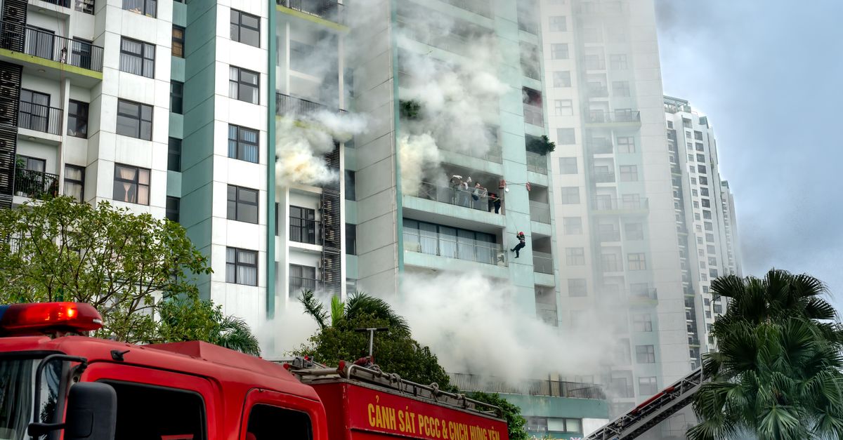 Incendiu la un depozit de construcții din Zalău: 12 persoane evacuate în siguranță